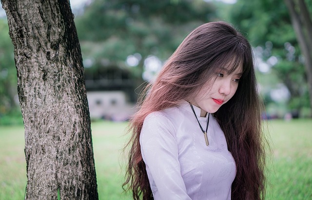 laptop na biurku z rośliną i notatnikiem