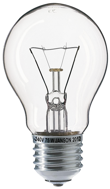 osoba pracująca przy laptopie w spokojnym otoczeniu